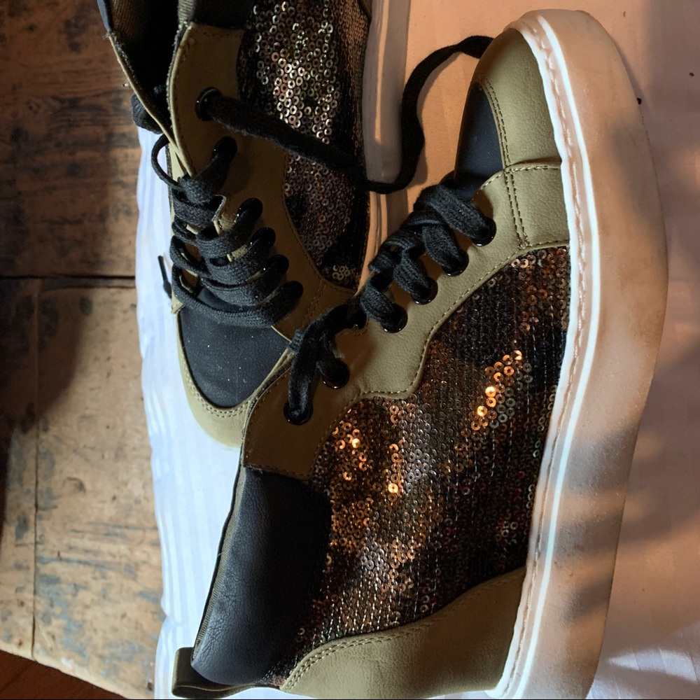Camouflage sequence sneakers